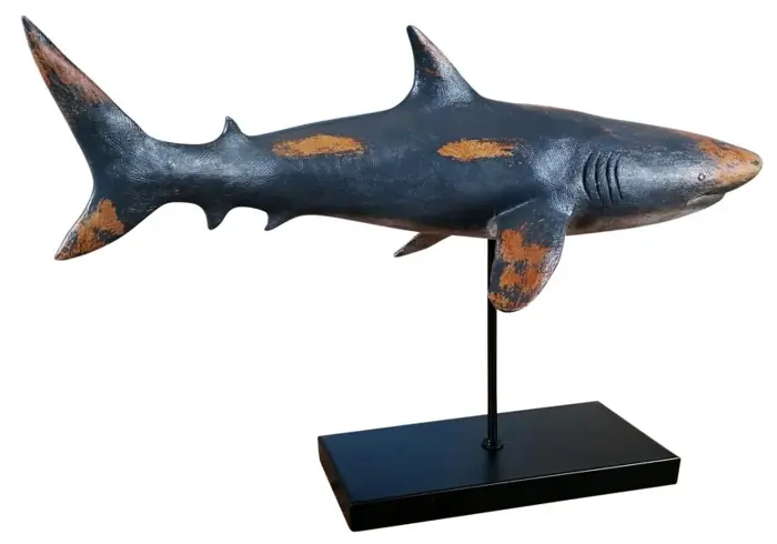 Hai-Figur XXL auf Metall-Standfuß Blau 59 × 24 × 38,5 cm