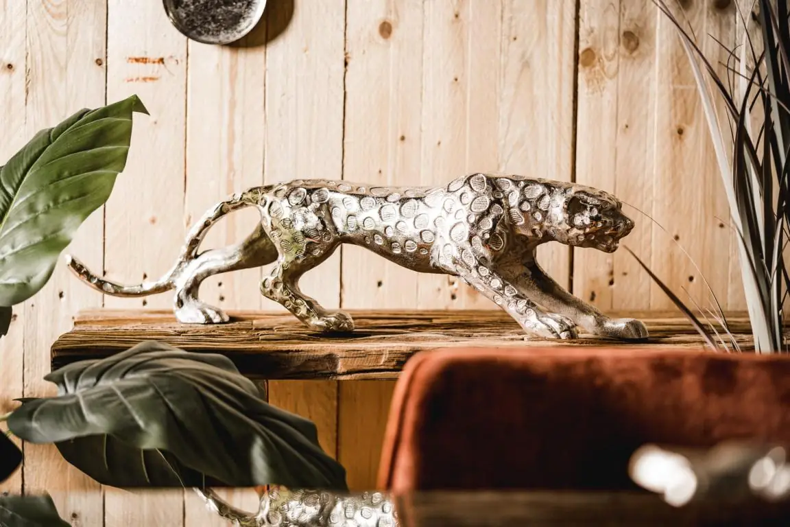 Silberner Leopard aus Aluminium