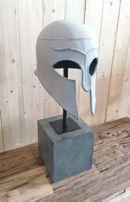 Gladiator-Helm Deko XL auf Standfuß 56 cm – 27 × 21 × 56 cm