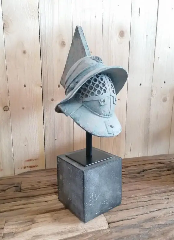 Gladiator-Helm Deko auf Standfuß 42 cm – 19 × 15,5 × 42 cm