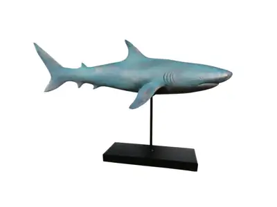 Hai-Figur XXL auf Metall-Standfuß Grün 59 × 24 × 38,5 cm